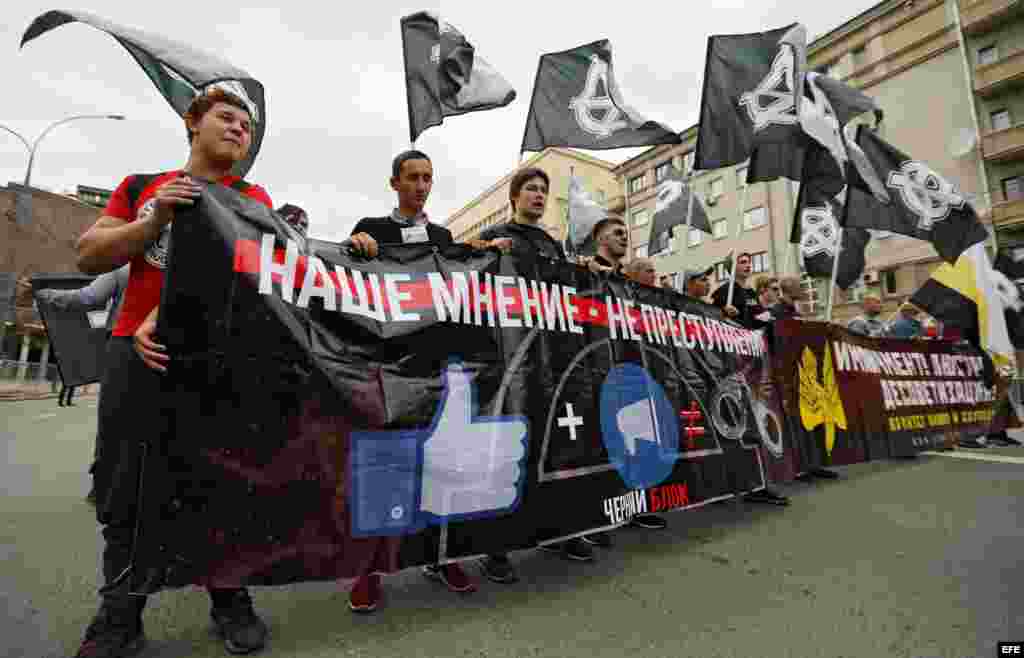 Activistas rusos en la protesta por la nueva ley de censura en Internet.