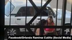 Una patrulla policial vigila la entrada a la vivienda de Bárbara Farrat Guillén. (Foto: Facebook/Orlando Ramírez Cutiño)