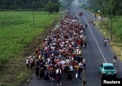 Migrantes de diferentes nacionalidades caminan hacia Estados Unidos en una caravana por una carretera, en Ciudad Hidalgo, estado de Chiapas, México 21 de julio de 2024. REUTERS/Jose Torres