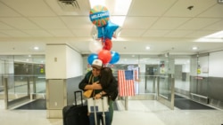 Elián Coto Sierra abraza a su hermano, Maikel Antonio Coto Salazar, de Cuba, quien llega a Miami con el parole humanitario. Tomado de VOA
