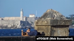 Joven en el muro del malecón habanero. Foto: elTOQUE/Imagen de referencia