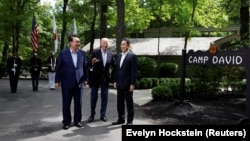 El presidente estadounidense Joe Biden saluda al primer ministro japonés Fumio Kishida y al presidente surcoreano Yoon Suk Yeol durante la cumbre trilateral en Camp David, en Maryland, el 18 de agosto de 2023. REUTERS/Evelyn Hockstein