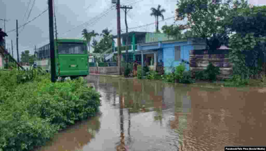 Calle inundada por las intensas lluvias en Consolación del Sur, Pinar del Río. (Foto: Facebook/Tele Pinar)