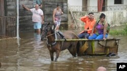 Cubanos enfrentan dificultades para informarse al paso de una tormenta por la isla