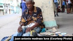 Un vendedor de baratijas en un portal de La Habana (Foto cortesía Juan Antonio Madrazo Luna)