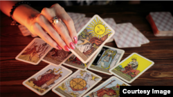 Una lectura de Tarot. Foto: Petr Sidorov, Unsplash