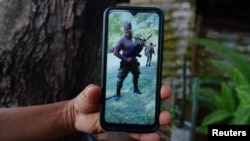 Un familiar muestra la foto de un joven cubano reclutado por Rusia para luchar contra Ucrania. (REUTERS/Alexandre Meneghini/Archivo)