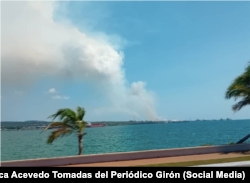 Vista de la columna de humo provocada por un incendio ocurrido el 5 de junio de 2024 en Matanzas.