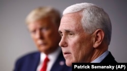 El vicepresidente Mike Pence habla junto al presidente Donald Trump durante una sesión informativa del coronavirus en la Casa Blanca, en Washington, el 22 de marzo de 2020. (AP Foto/Patrick Semansky, Archivo)