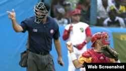 Un árbitro cubano en la Serie Nacional de Béisbol. Imagen de referencia (Captura de Foto: Jit)