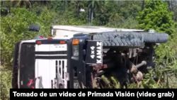 El vehículo que transportaba a los estudiantes de Baracoa.