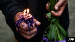 Peregrinos pagan promesas y llevan ofrendas a San Lázaro, en el santuario del Rincón, en La Habana. (Yamil Lage/AFP/Archivo)