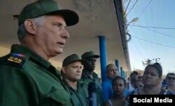 Liván Fuentes Álvarez (2do de izq. a der.) junto a Miguel Díaz-Canel, en una visita del gobernante a la Isla de la Juventud tras el paso del huracán Ian. (Captura de video/X)