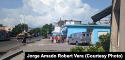 Cola en un cajero ubicado en el correo de la avenida Yarayó, en Santiago de Cuba