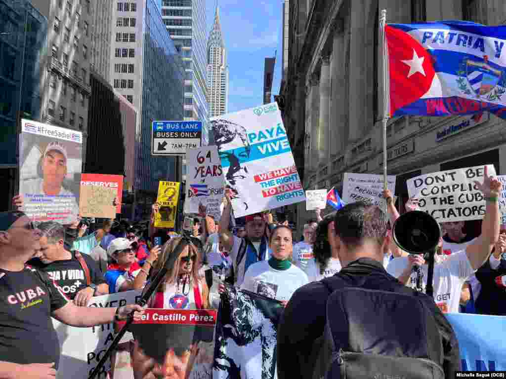 Exiliados cubanos marchan en Nueva York el 21 de septiembre de 2023.