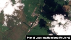 Imagen del satélite muestra el cruce fronterizo de Sudzha, en Oleshnya, en la región de Kursk. (Planet Labs Inc/Handout via REUTERS)