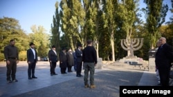 El presidente Volodymyr Zelenskyy rinde homenaje a las víctimas de la masacre en Babin Yar. (Cortesía www.president.gov.ua) 