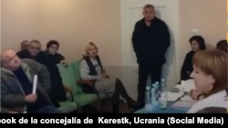 De pie frente ante la puerta, concejal que hizo estallar tres granadas durante reunión del Consejo en región al Oeste de Ucrania (Tomado del Facebook de la Concejalía de Keretsk. Ucrania)