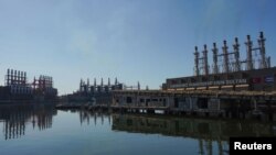 Planta eléctrica flotante en la bahía de La Habana, Cuba, 17 de febrero de 2023. REUTERS/Alexandre Meneghini