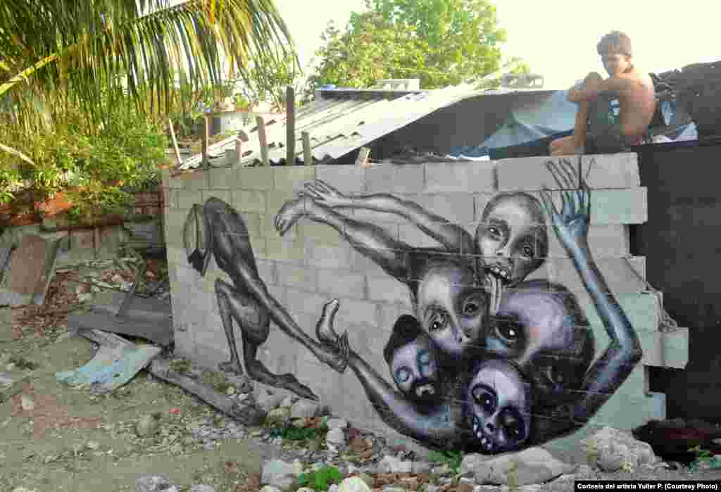 Obra del artista cubano Yulier P. El grafitero aprovecha las ruinas de los derrumbes, para insertar sus piezas en el espacio urbano.