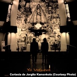 Jorgito Kamankola y Amaury Gutiérrez en la Ermita de la Caridad, en Miami, durante la filmación del tema "Yo volveré" (Cortesía de Jorgito Kamankola)