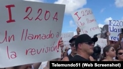 Cubanos exigen en protesta frente al restaurante Versailles, en Miami, que el I-220A sea considerado un parole. (Captura de video/Telemundo51)