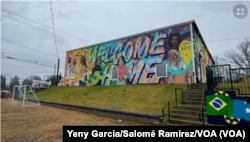 Un gran mural con un "Bienvenidos a casa" en inglés recibe a quienes visitan la sede de la Coalición por los Derechos de los Inmigrantes y Refugiados de Tennessee, en Nashville, el 10 de febrero de 2024.