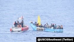 Una embarcación con migrantes irregulares a bordo es interceptada por la Guardia Costera estadounidense. (Foto: Twitter/@USCGSoutheast)