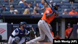 Yordán Álvarez, de los Astros de Houston, batea contra los Yankees, en New York, en el juego de este domingo, 6 de agosto de 2023. (AP/Seth Wenig)