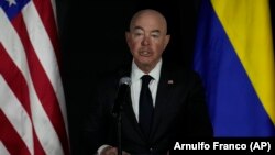 El secretario de Seguridad Nacional de EEUU, Alejandro Mayorkas, ofrece una declaración sobre migración en el Ministerio de Relaciones Exteriores en Ciudad de Panamá, el martes 11 de abril de 2023. (Foto AP/Arnulfo Franco).