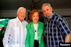 El expresidente de EEUU Jimmy Carter y su esposa Rosalynn junto al fallecido dictador cubano Fidel Castro, durante una visita a La Habana en marzo de 2011. (REUTERS/Alex Castro/Courtesy of Cubadebate/Handout)