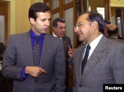 Manuel Rocha (der.) conversa con el entonces presidente de Bolivia Jorge Quiroga, en la Paz, el 11 de julio de 2001. (Reuters/Archivo)