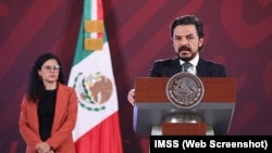 El director del Instituto Mexicano del Seguro Social (IMSS) de México, Zoé Robledo anuncia extensión de convenio con Cuba para contratación de galenos en conferencia de prensa.