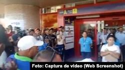 Cubanos protestan en el Aeropuerto de La Habana porque la aerolínea Wingo no les permite abordar