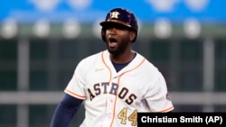 Yordan Álvarez, de los Astros de Houston, celebra su hit contra los Medias Blancas de Chicago, el viernes 31 de marzo, en Houston. (Foto AP/Eric Christian Smith)