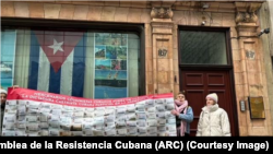 Ucranianos protestan frente a la embajada de Cuba en Londres. (Foto: Asamblea de la Resistencia Cubana)