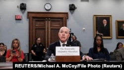 FOTO DE ARCHIVO: El secretario del Departamento de Seguridad Nacional, Alejandro Mayorkas, testifica ante el Subcomité de Seguridad Nacional, en Washington, EE.UU., el 10 de abril de 2024. REUTERS/Michael A. McCoy