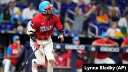 El venezolano Luis Arráez, de los Marlins de Miami, corre al conectar un doble en el juego del sábado 3 de junio de 2023, ante los Atléticos de Oakland (AP Foto/Lynne Sladky)