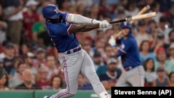 Adolis García, de los Texas Rangers, conecta un jonrón en juego contra los Boston Red Sox, el 5 de julio de 2023. (AP/Steven Senne)