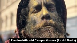 Harold Crespo Marrero, durante el performance en Callejón de los Derechos Humanos en Montevideo. (Foto: Facebook del actor)