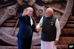 Lula da Silva junto al primer ministro de India Narendra Modi, a su llegada a la cumbre del G20, en Nueva Delhi. (AP/Evan Vucci, Pool)