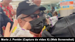 Manuel Menéndez Castellanos fue recibido en el Aeropuerto Internacional de Miami por su familia. 