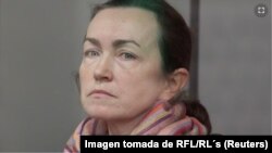 La periodista de RFE/RL Alsu Kurmasheva asiste a una vista judicial en Kazán el 1 de diciembre de 2023