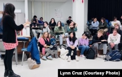 Lynn Cruz impartiendo su taller