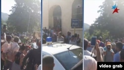 Protesta frente a la estación de poolicía en el poblado de El Cobre / Foto: Captura de video