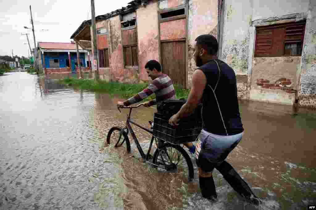 Inundaciones por lluvias de Idalia en Batabanó, Mayabeque. (Yamil LAGE/AFP)