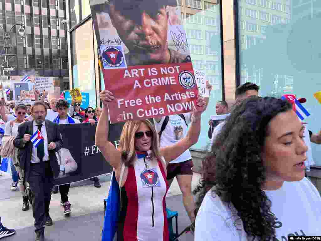 Exiliados cubanos marchan en Nueva York el 21 de septiembre de 2023.