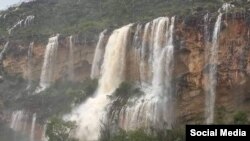 Cascadas en las terrazas marinas de la zona conocida como el Bate Bate, en la localidad de Los Naranjos, San Antonio del Sur. (Fabebook/Rodolfo Bertó)