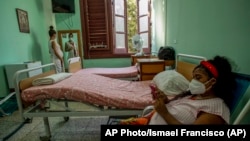 Dos embarazadas esperan el momento del parto en el Hospital de Maternidad Leonor Pérez, de Centro Habana, Cuba. Foto de archivo. 