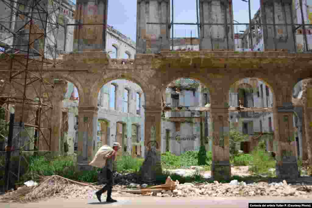 Obra del artista cubano Yulier P. El grafitero aprovecha las ruinas de los derrumbes, para insertar sus piezas en el espacio urbano.